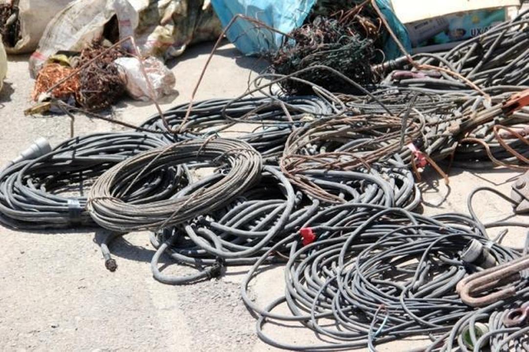 کشف یک تن سیم برق از کارگاه ضایعاتی