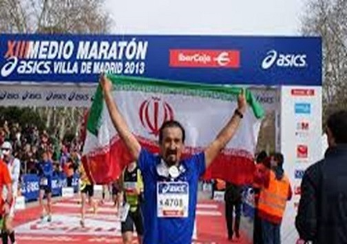 دستفروشی که ۴۰۰ مدال ورزشی دارد + تصاویر
