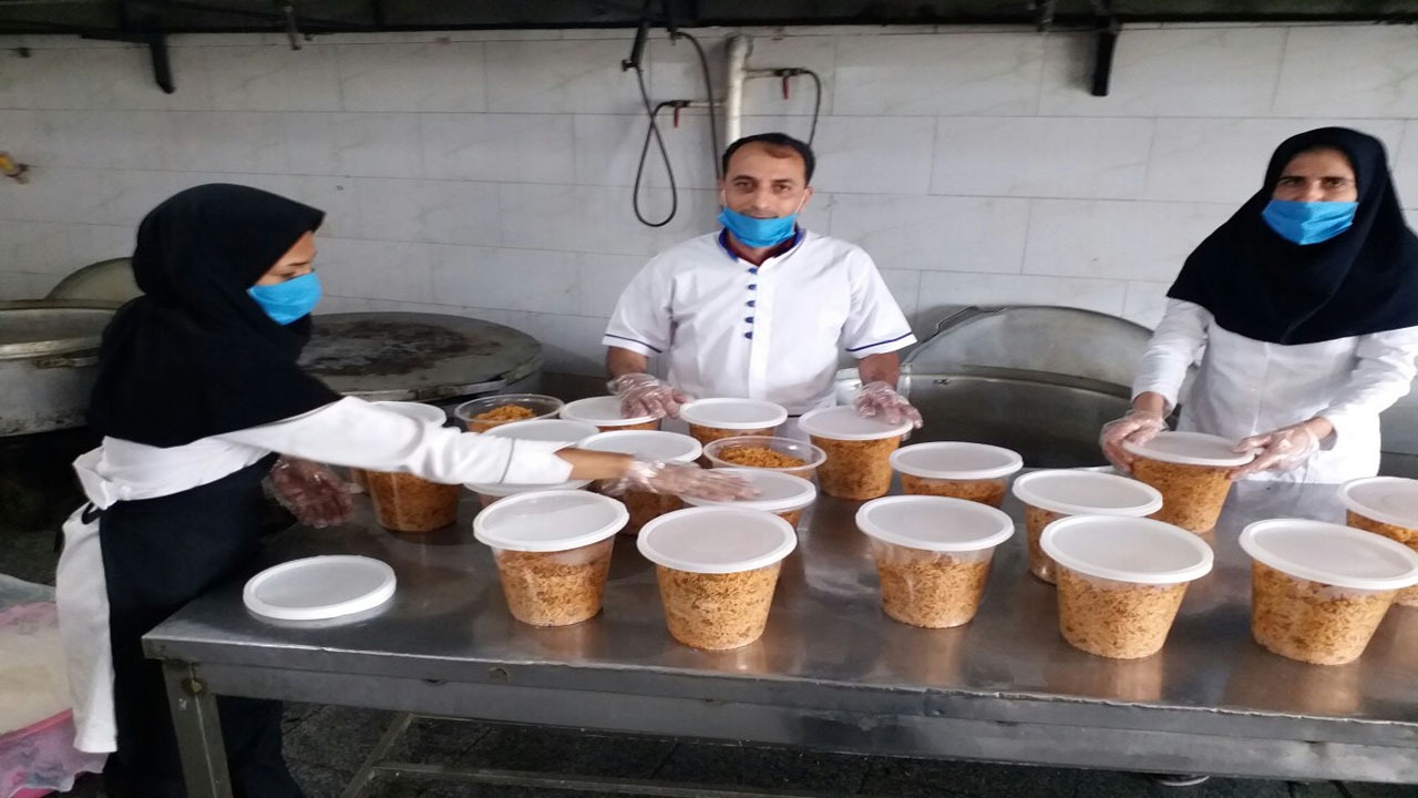 توزیع غذای گرم بین نیازمندان کرمانی در عید غدیر