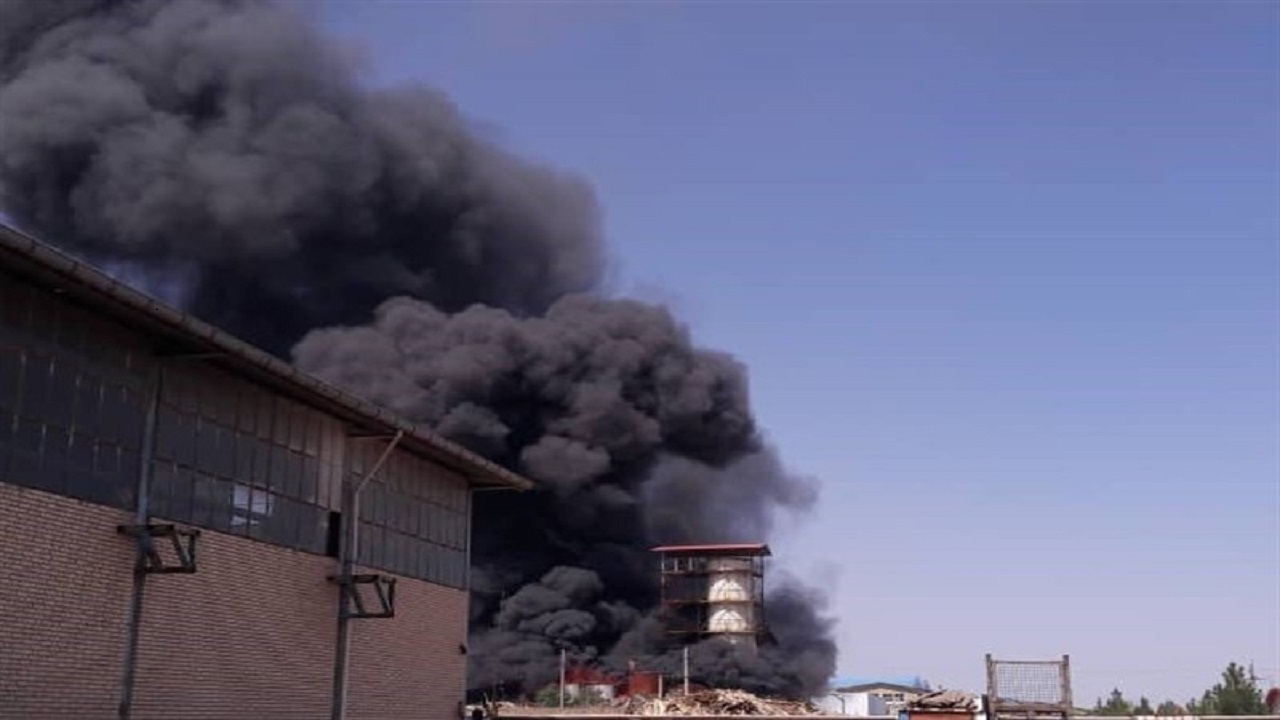 آتش‌سوزی در کارخانه تولید پارافین اشتهارد/ حادثه تلفات جانی نداشت