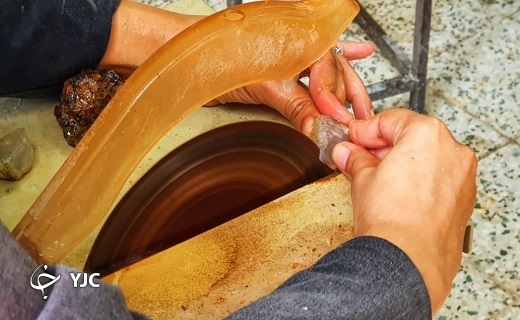 دستانی که به سنگ جان می دهند