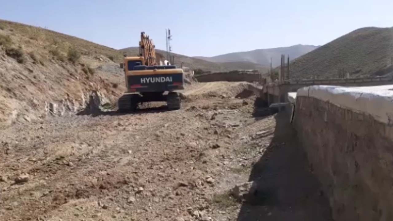 آغاز زیرسازی جاده در روستای دره سیب + فیلم