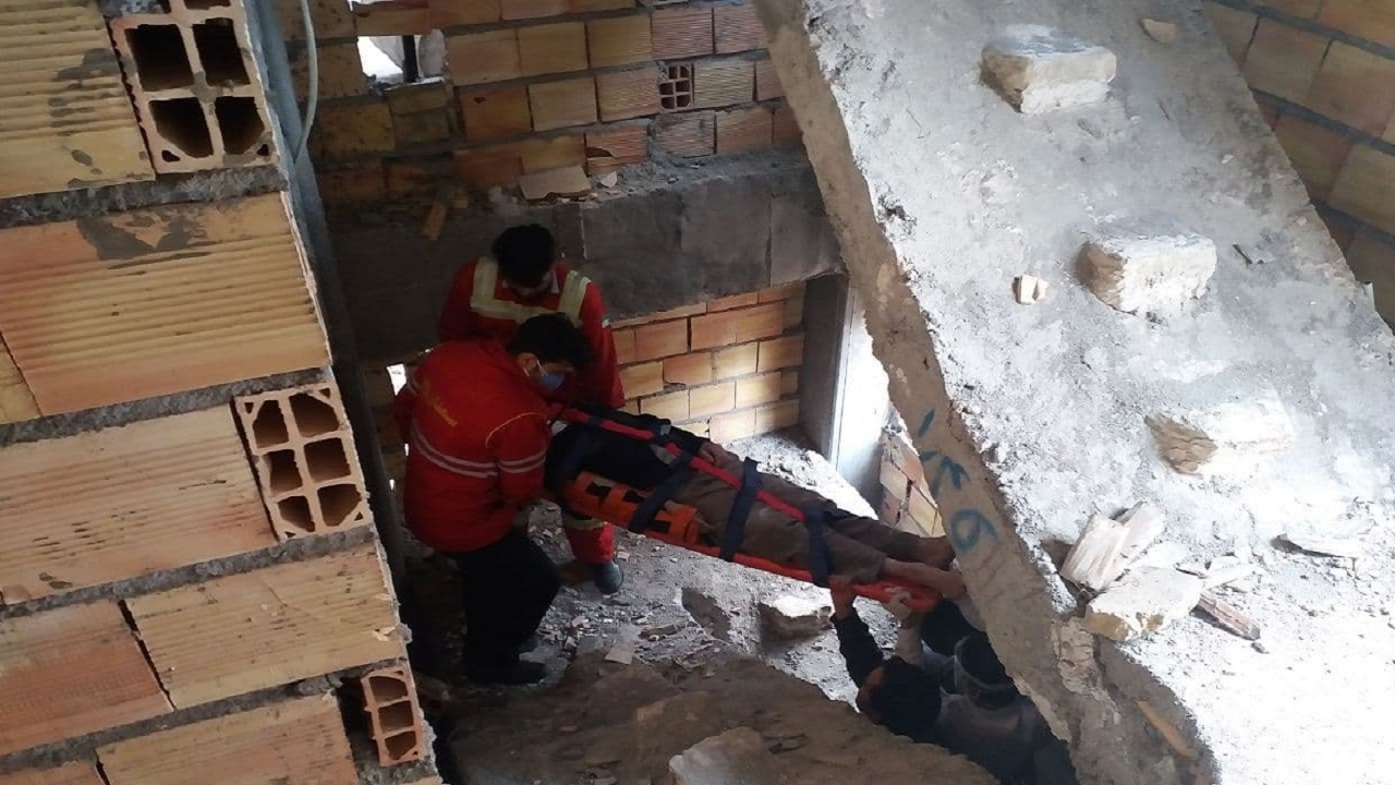 سقوط کارگری در سمنان از طبقه دوم ساختمان