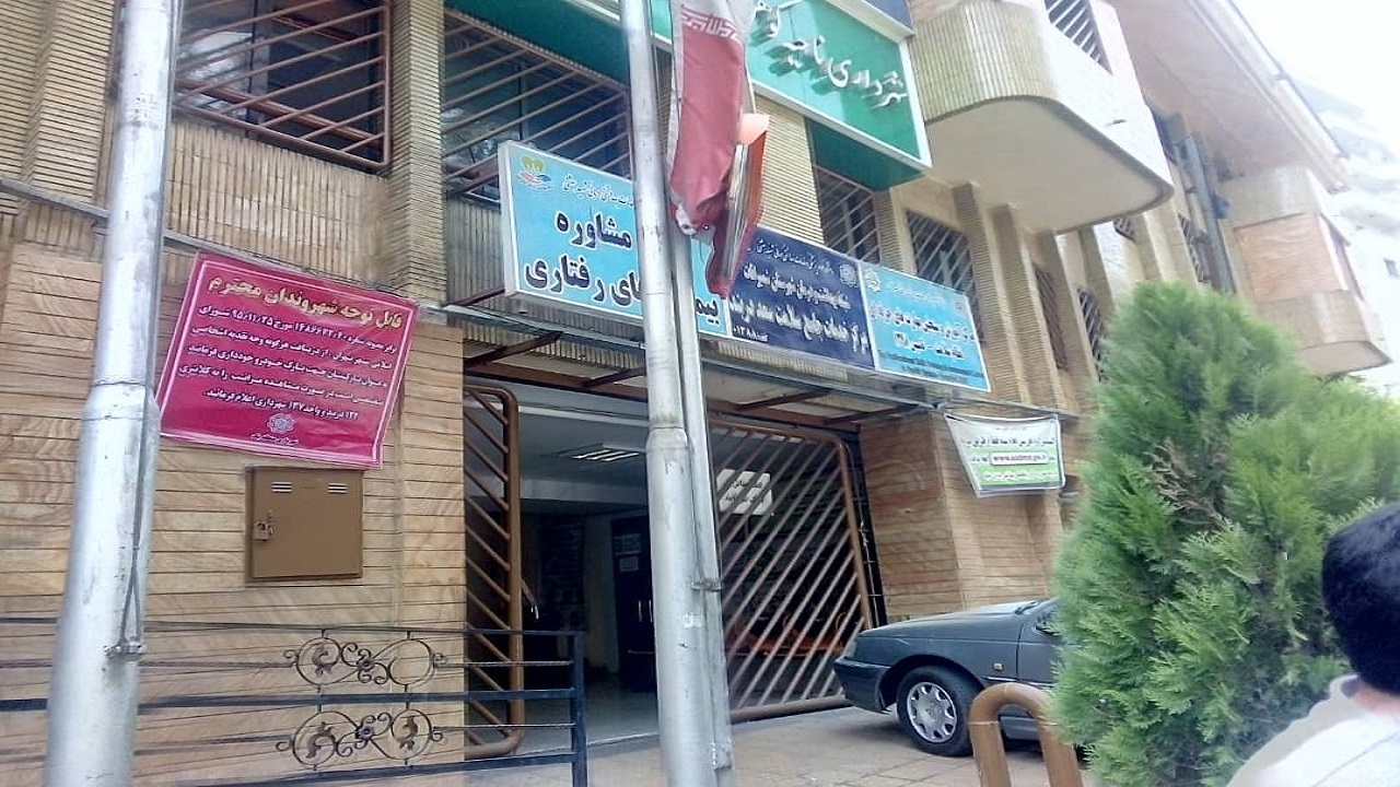 در خیابان دربند تابلو اطلاع رسانی برای غیرقانونی بودن پارکبان&zwnj;ها نصب شد