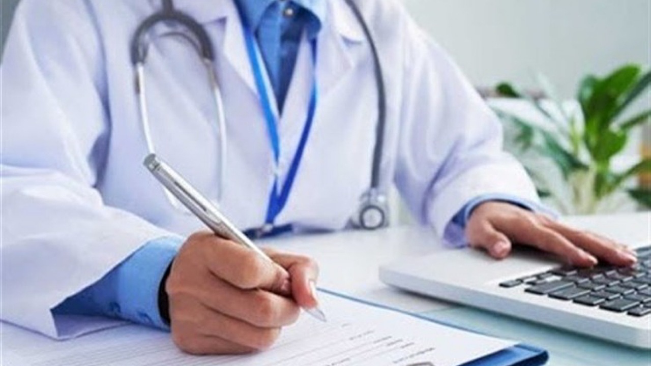 گرفتن ویزیت توسط پزشکان برای ملاحظه نتیجه آزمایش تخلف است