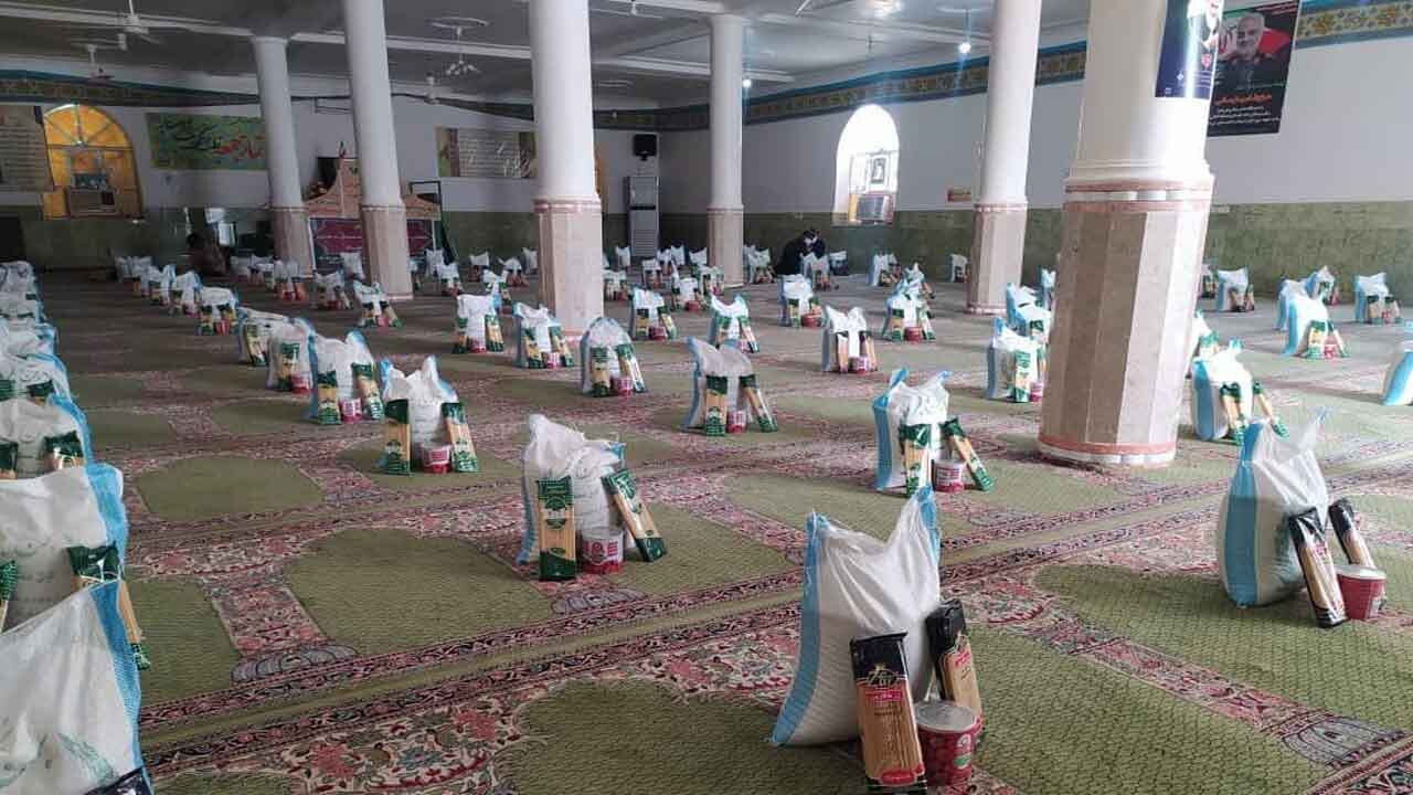 توزیع بسته غذایی در بین نیازمندان رودبارجنوب
