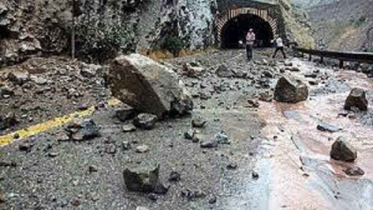 ریزش سنگ در جاده هراز یک کشته برجای گذاشت