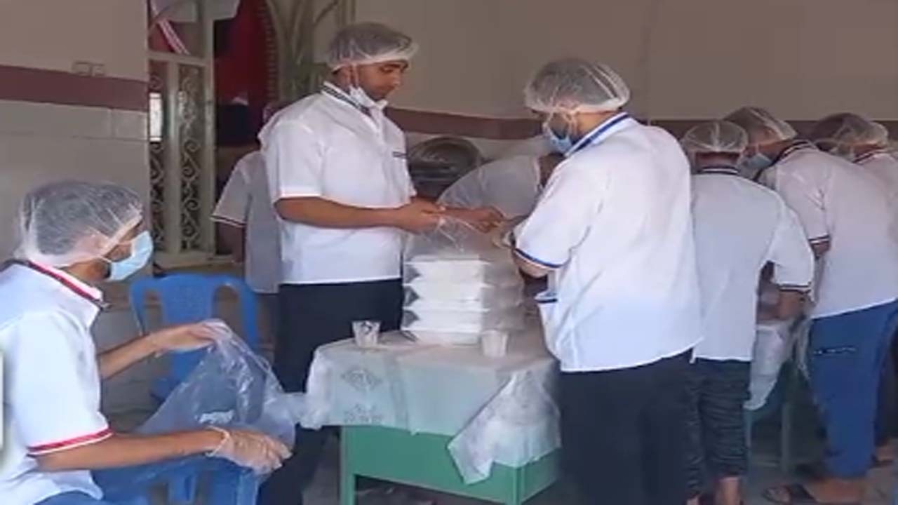 توزیع غذای گرم به مناسبت عید غدیر خم در روستای طزرک + فیلم