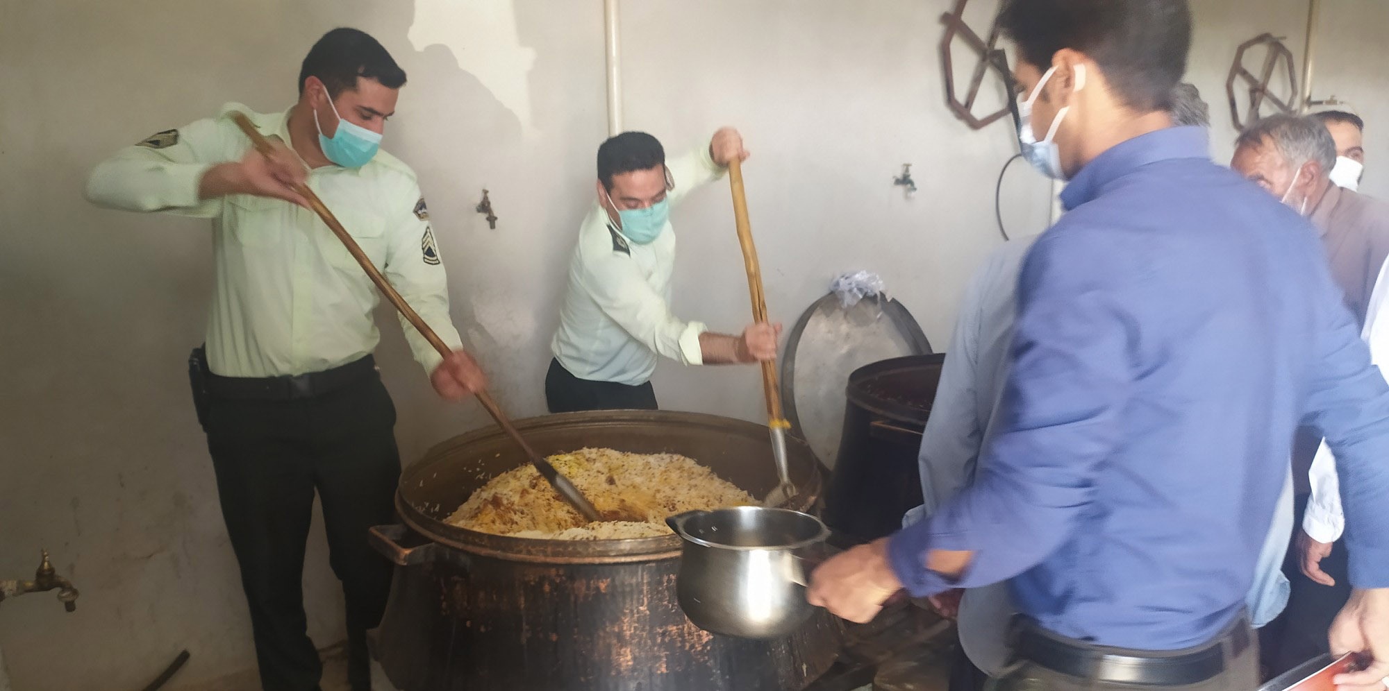 طبخ و توزیع ۳۲۰۰ پرس غذای گرم در بخش یزدان آباد