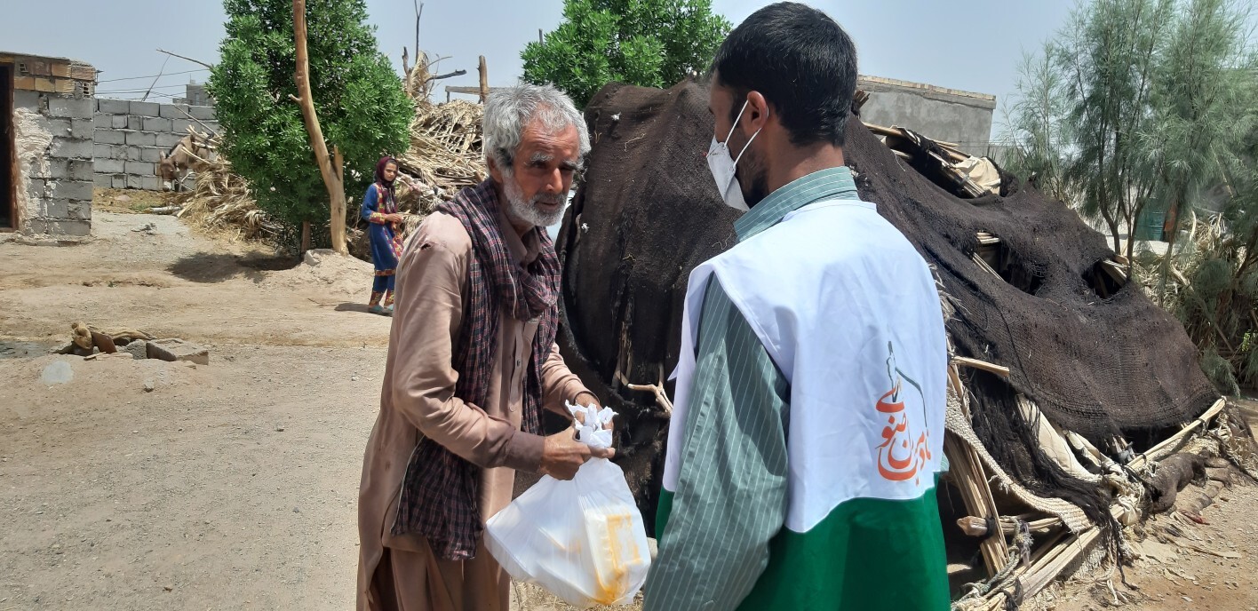 توزیع طعام غدیری در بین محرومان ریگانی