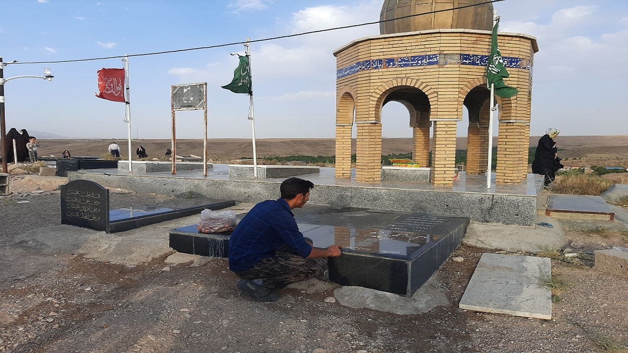 تصاویری از غبارروبی مزار شهدا در آوج