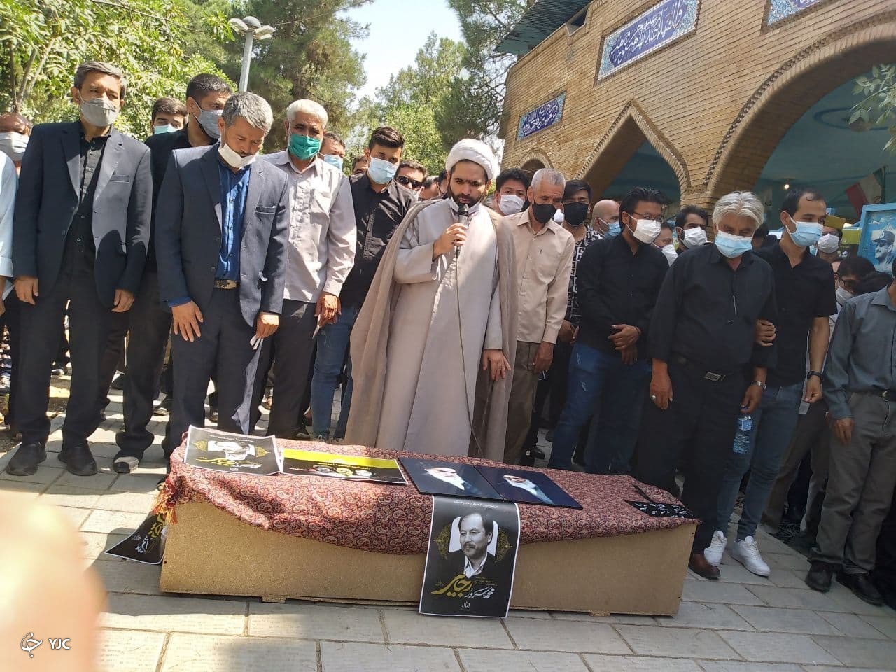 پیکر مرحوم &laquo;محمد سرور رجایی&raquo; در تهران به خاک سپرده شد + تصاویر