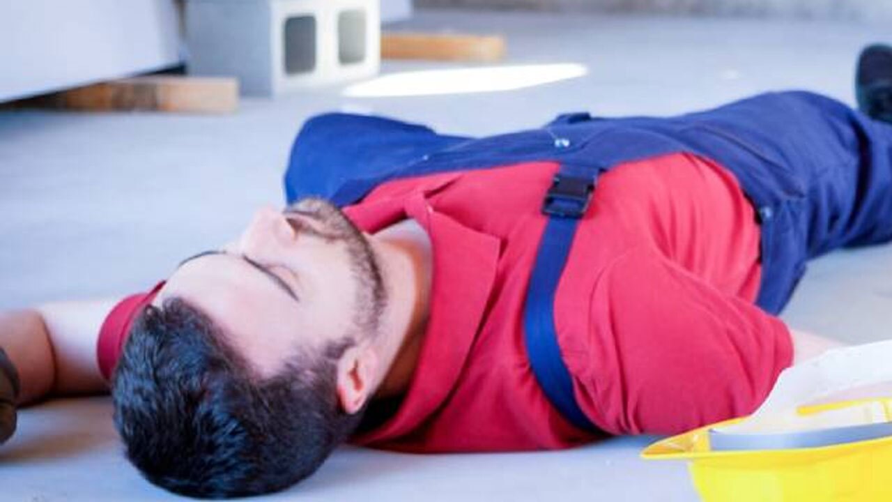 بی تفاوتی عجیب شهروندان چینی به بیهوش شدن یک مرد + فیلم