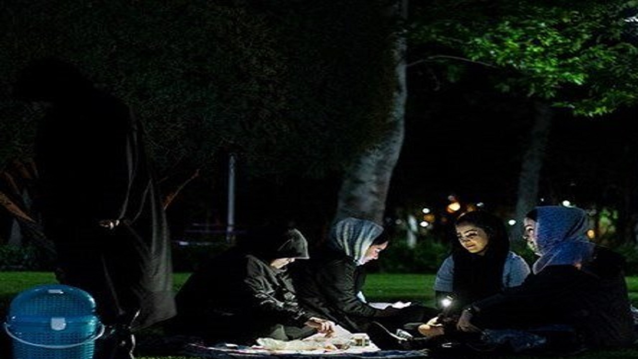 وقتی نور چراغ قوه راه کرونا را در پارک ها روشن می‌کند