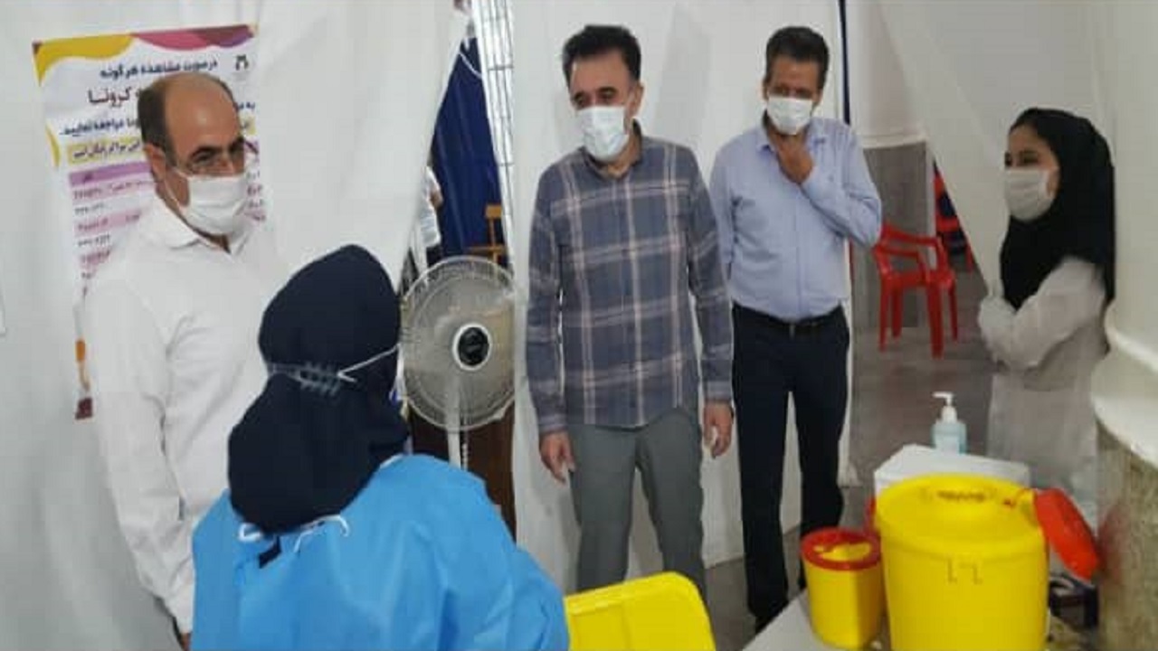 بازدید رئیس دانشگاه علوم پزشکی قم از مراکز واکسیناسیون