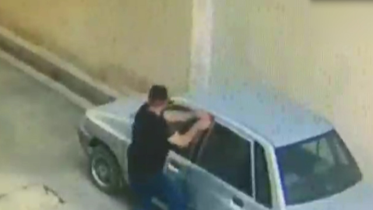 سرقت قلدرانه از یک خودرو در روز روشن + فیلم