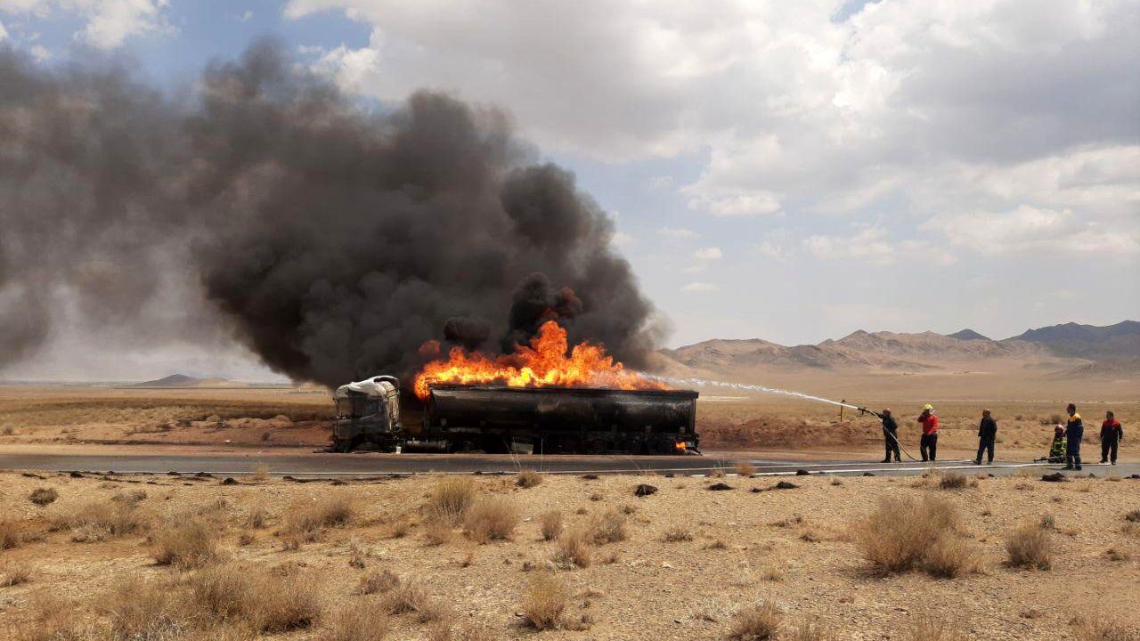 آتش گرفتن یک دستگاه تریلی در شهرستان آرادان