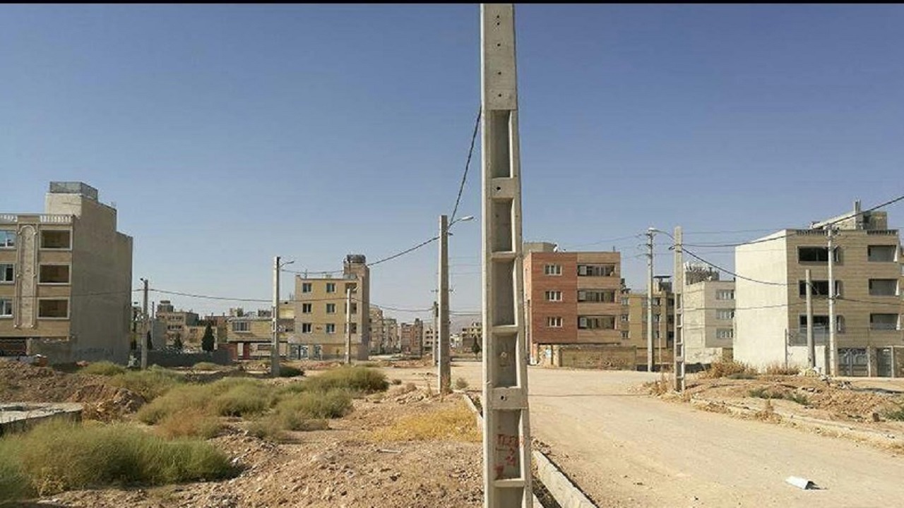 خیابانی خاکی که نفس‌ها را گرفته و در گرما هم مشکل ساز است/ عدم آسفالت ریزی به دلیل مشکل قانونی