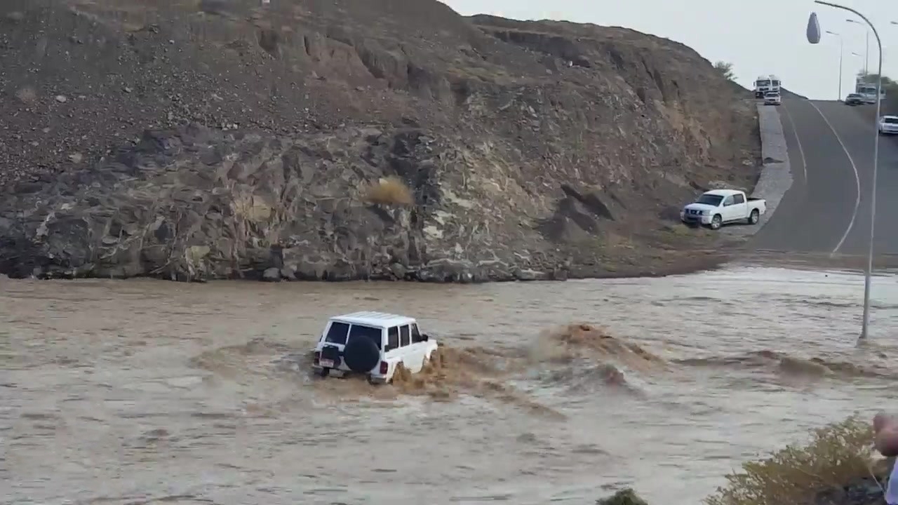 خراب شدن یک ماشین هنگام عبور از جاده سیل زده + فیلم