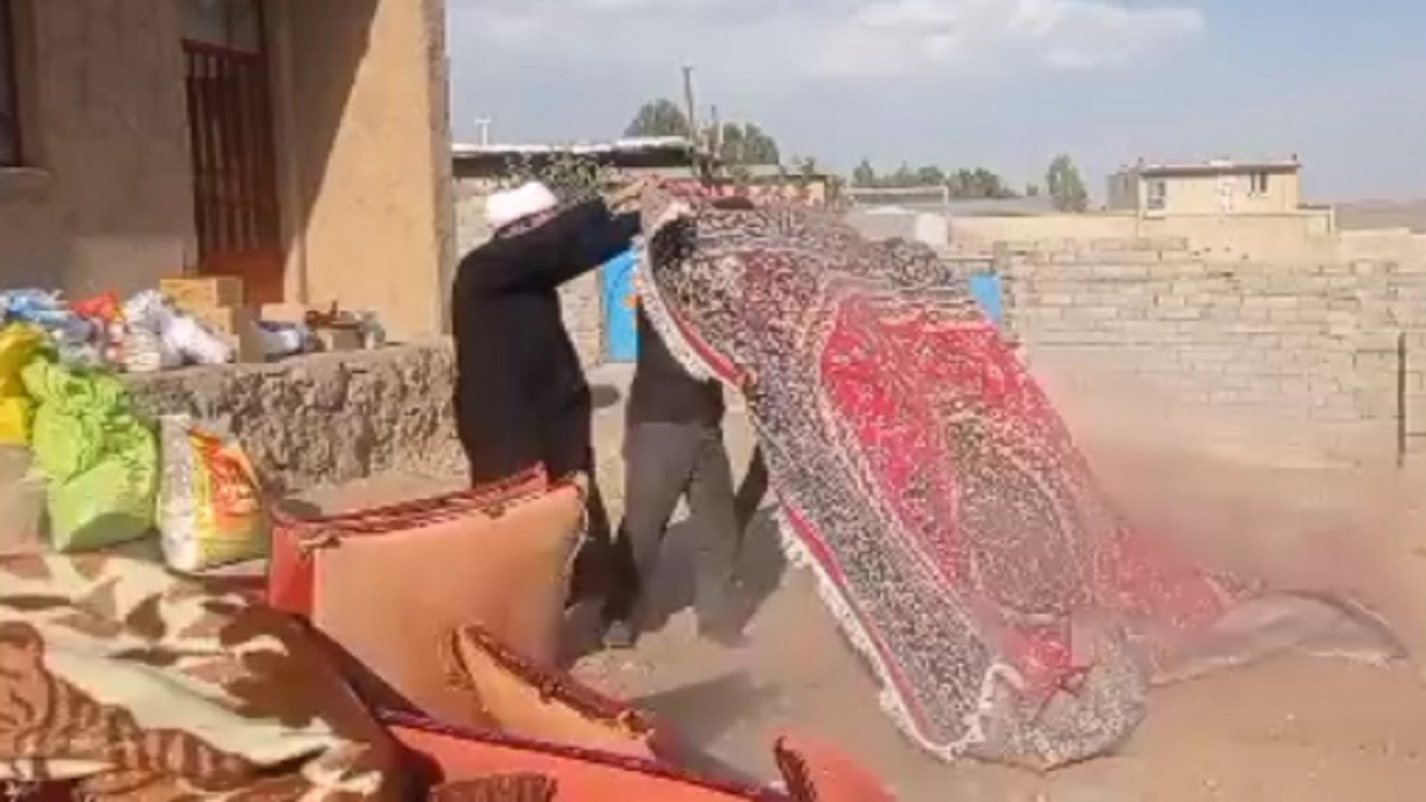 فیلمی از غبارروبی مسجد زرده توسط اهالی روستا