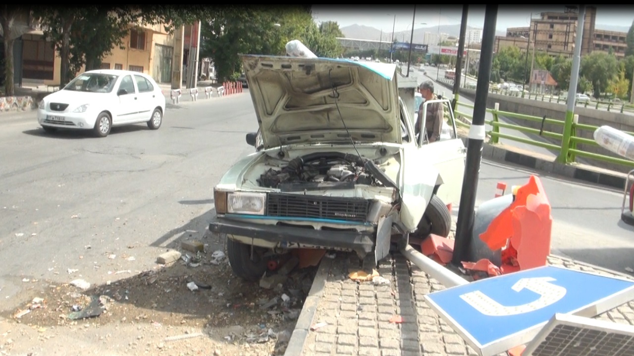 بی احتیاطی راننده وانت پیکان و بروز سانحه در همدان