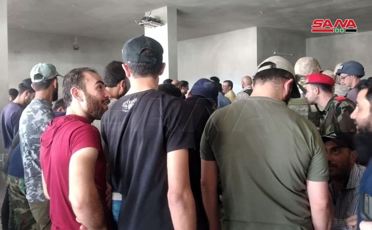 تروریست&zwnj;های درعا سلاح خود را به ارتش سوریه تحویل دادند+ تصاویر