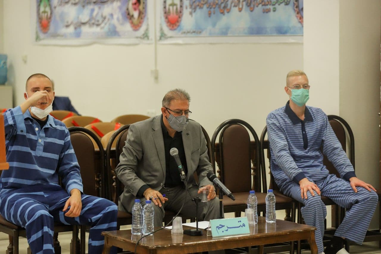 متهمان بین المللی پای میز محاکمه/ توریست&zwnj;هایی که ۲۱ هزار قرص ترامادول و ۹ کیلو تریاک قاچاق کردند