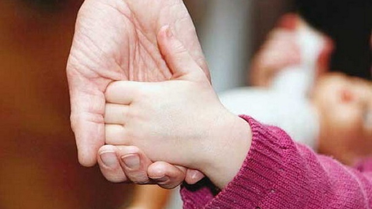 دختربچه ای که مادرش را از تنگی نفس نجات داد