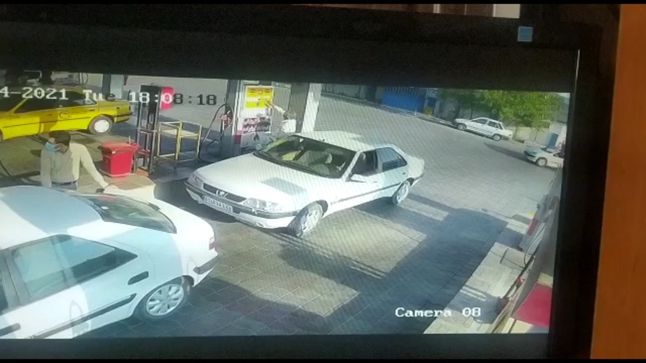 سرقت پژو در پمپ بنزین جلوی چشمان مالک خودرو + فیلم