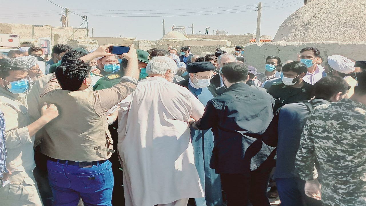 رئیس جمهور در جمع مردم روستای مرزی ملا علی در نقطه صفر مرز ایران و افغانستان