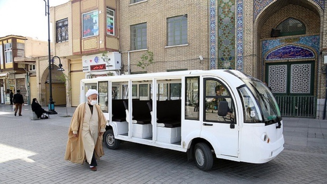 آغاز به کار خودرو‌های برقی در پیاده‌ راه انقلاب قم