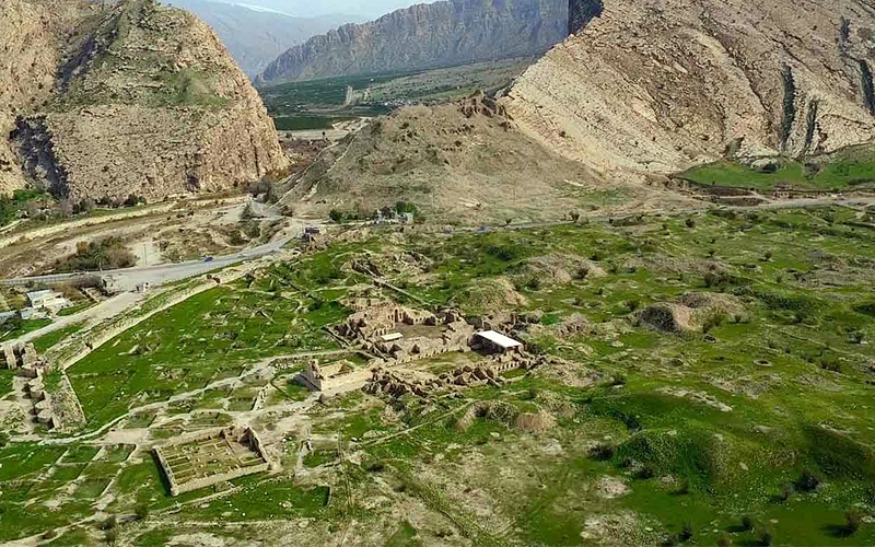 شش سنگ نگاره و هزار داستان/ مجموعه جهانی بیشاپور نگینی درخشان بر دستان سرسبز کازرون