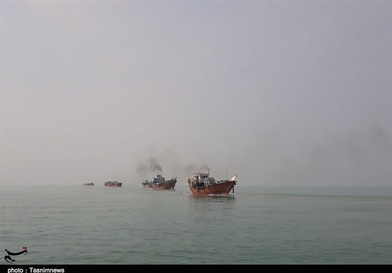 قدرت&zwnj;نمایی سپاه بیخ گوش آمریکایی ها/ رژه ۱۵۰ فروند شناور نیروی دریایی سپاه در خلیج فارس/ پیام 