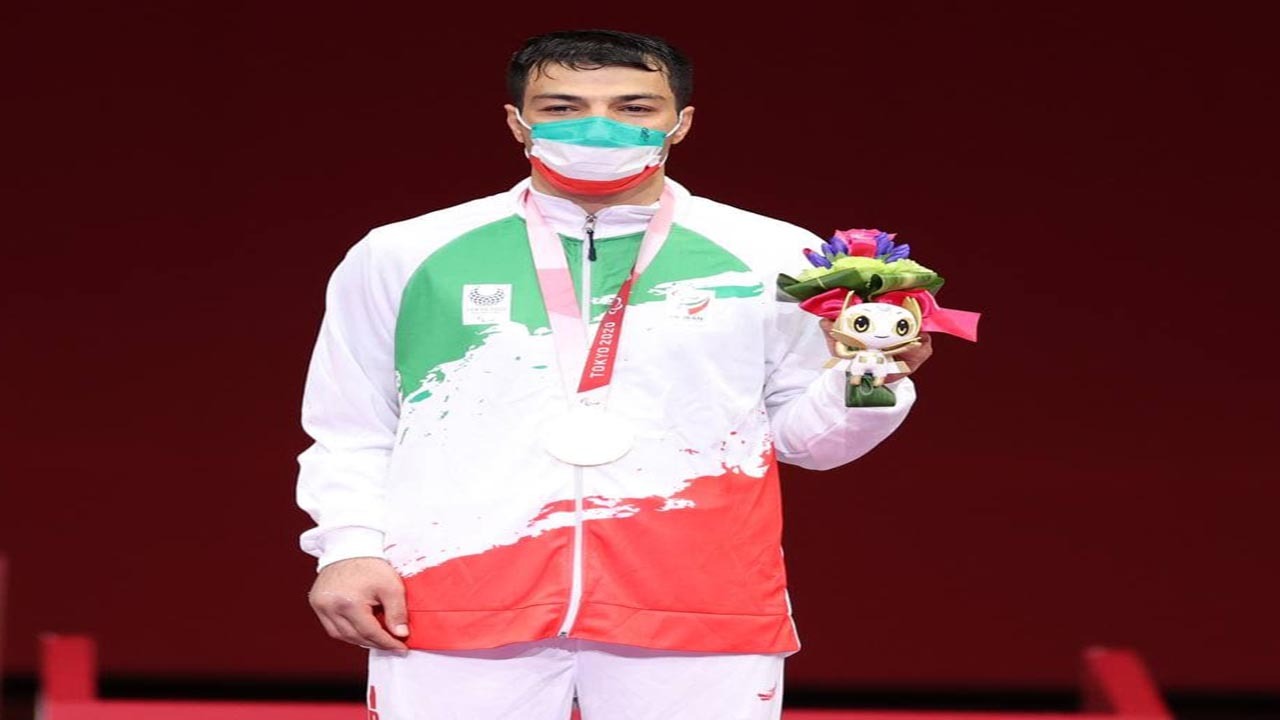 فیلمی از مراسم اهدای مدال طلای اصغر عزیزی در پارالمپیک ۲۰۲۰