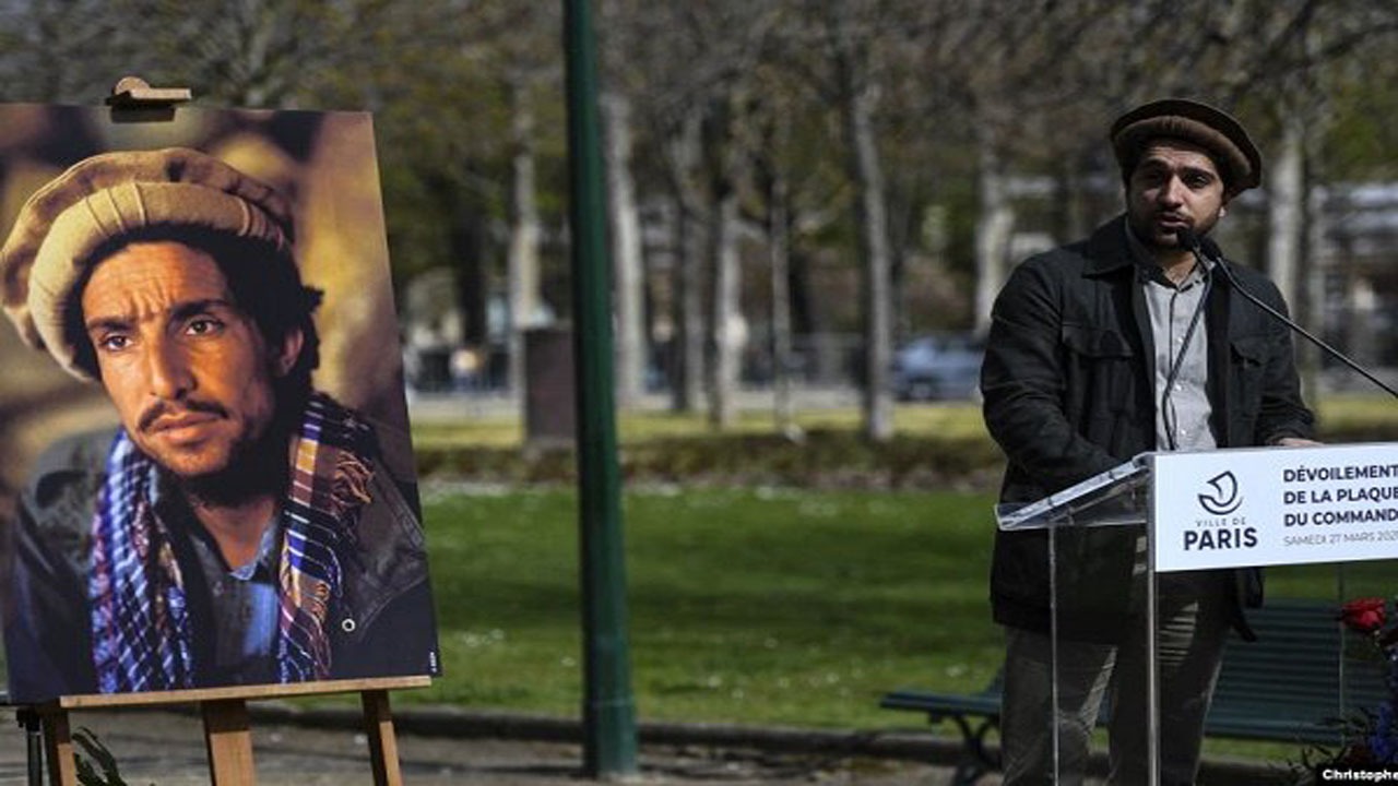 احمد مسعود میان بیش از ۱۰۰۰ نفر از اسرای طالبان سخنرانی می‌کند