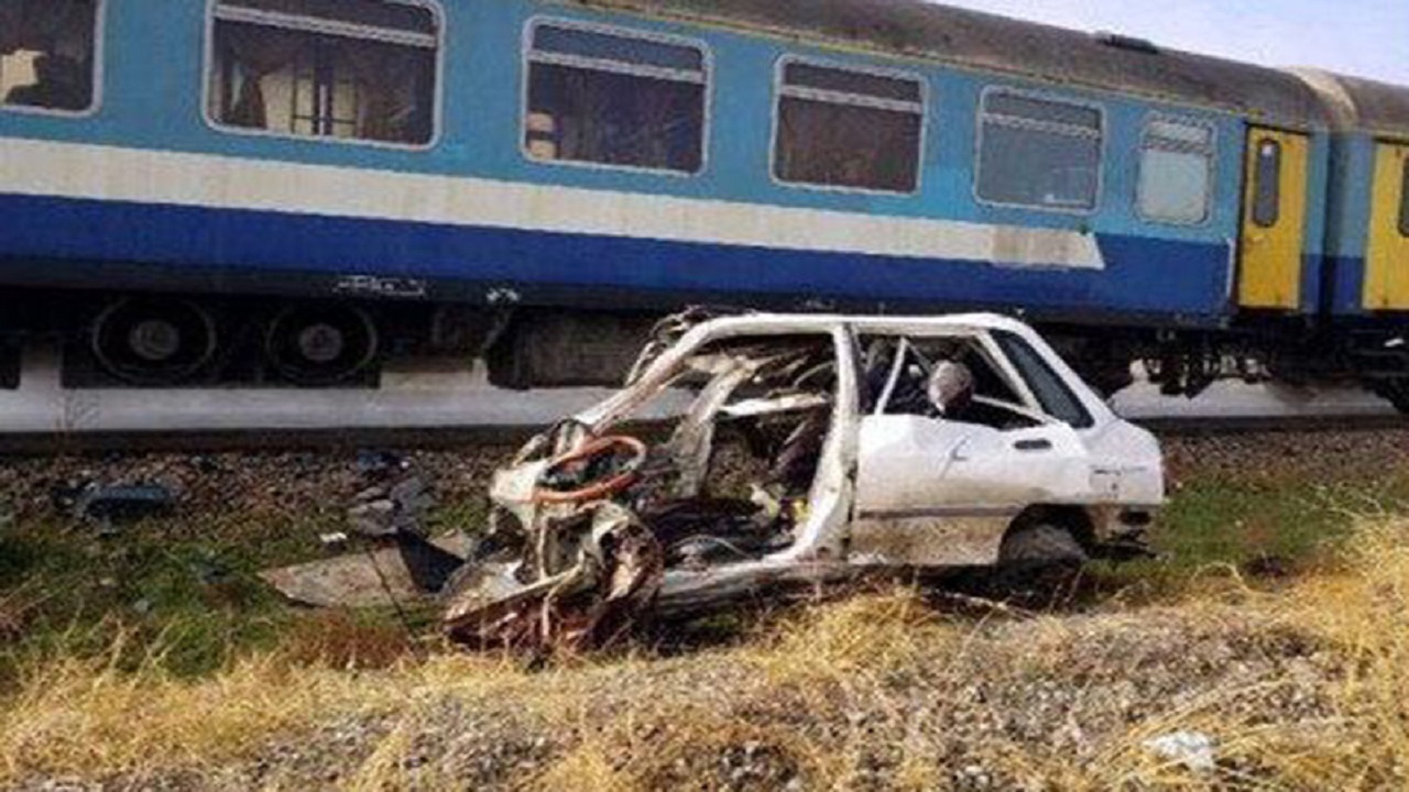 پنج مجروح در برخورد قطار با پراید در دورود لرستان