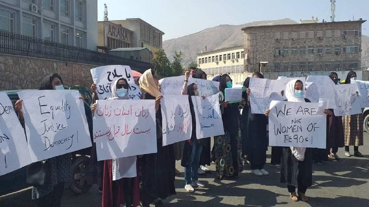 دومین روز اعتراض زنان در کابل/ طالبان مانع حرکت به سمت ارگ شدند
