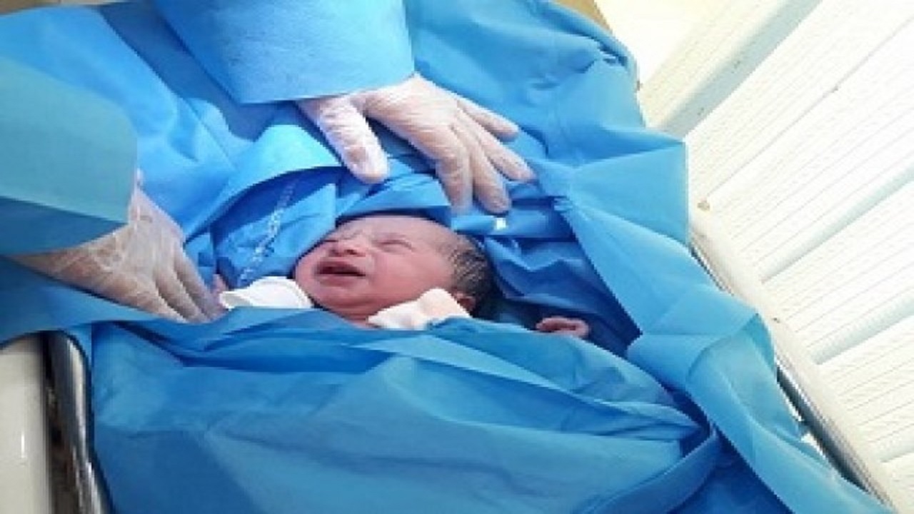 تولد دختر عجول در آمبولانس زابل