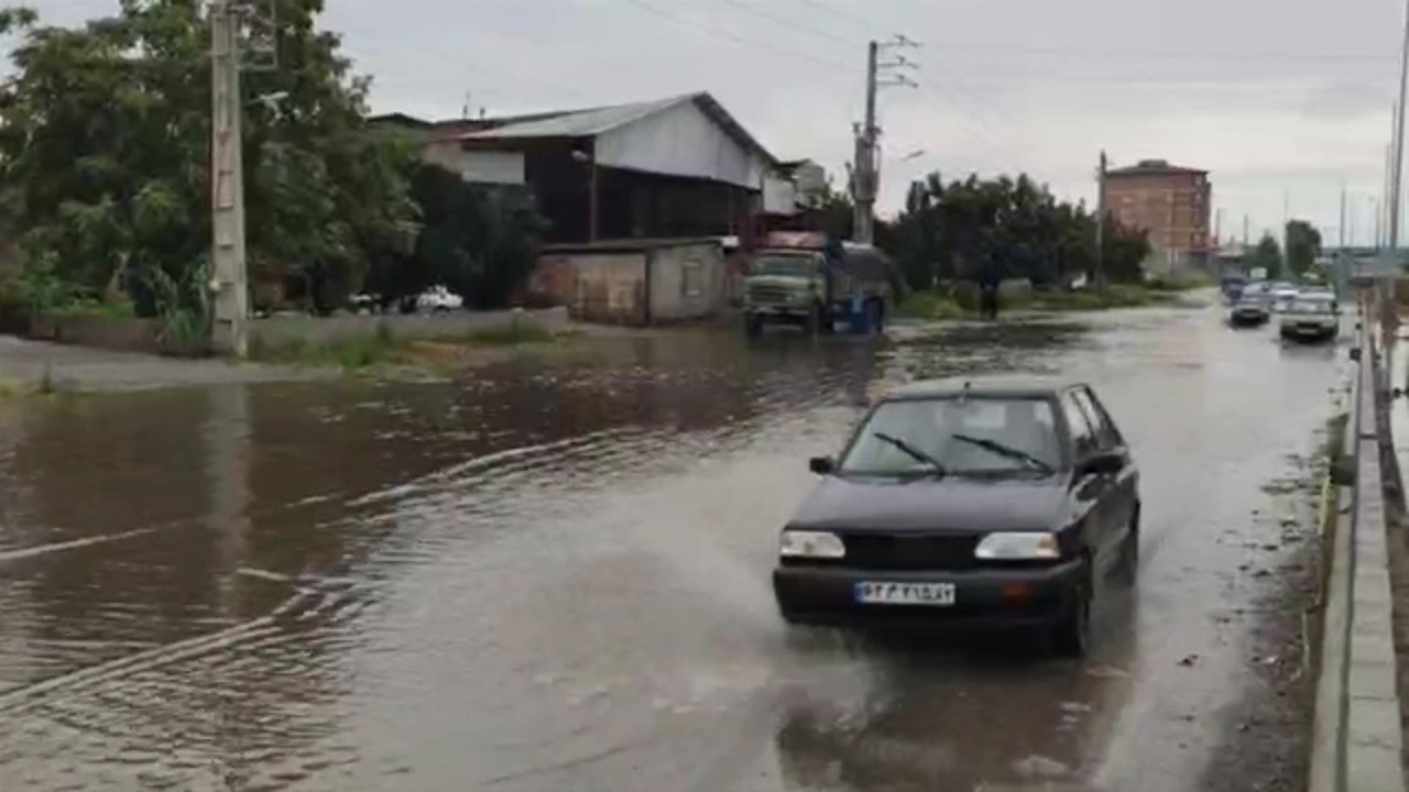 بارش شدید باران و آب‌گرفتگی معابر در بابل + فیلم