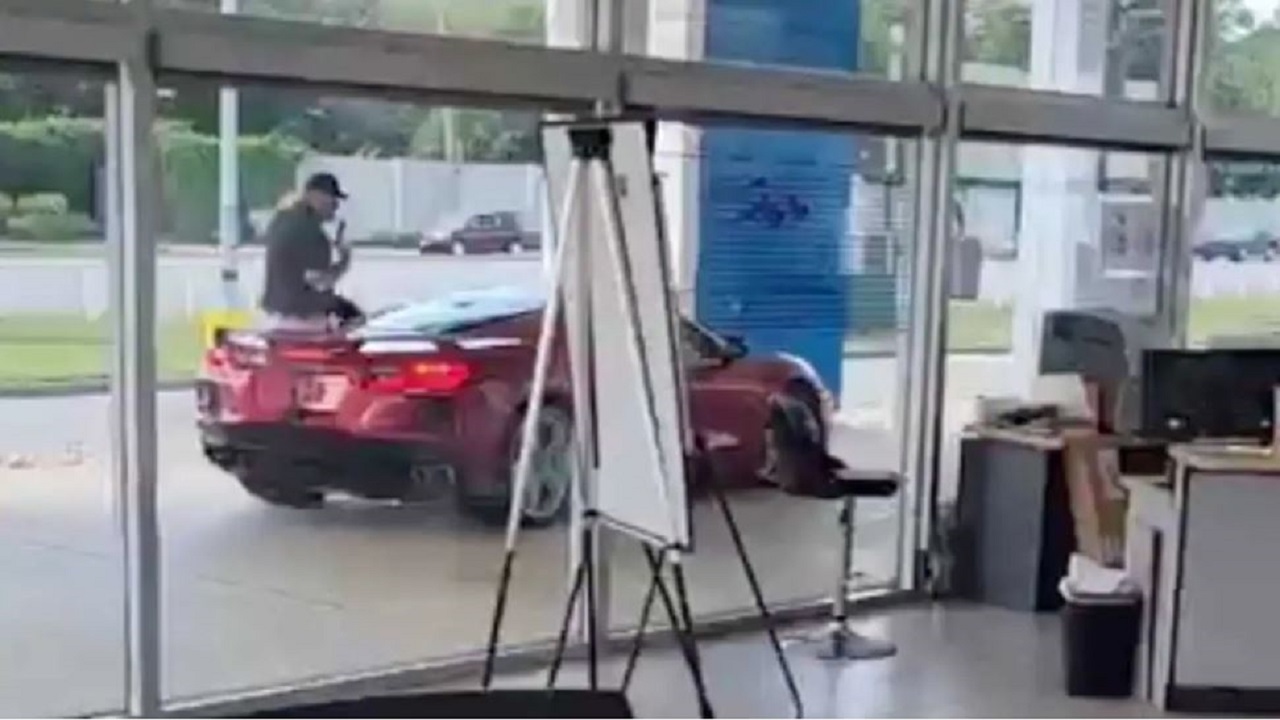 سرقت اتومبیل مقابل چشم‌ های فروشنده خودرو! + فیلم