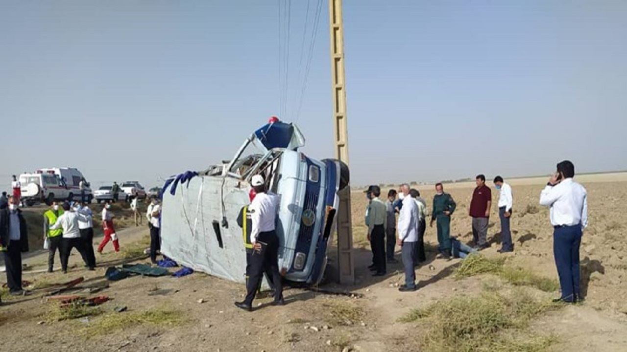 یک کشته و ۱۲ مصدوم در حادثه واژگونی مینی‌بوس حامل کارگران شهرک صنعتی عطار نیشابور