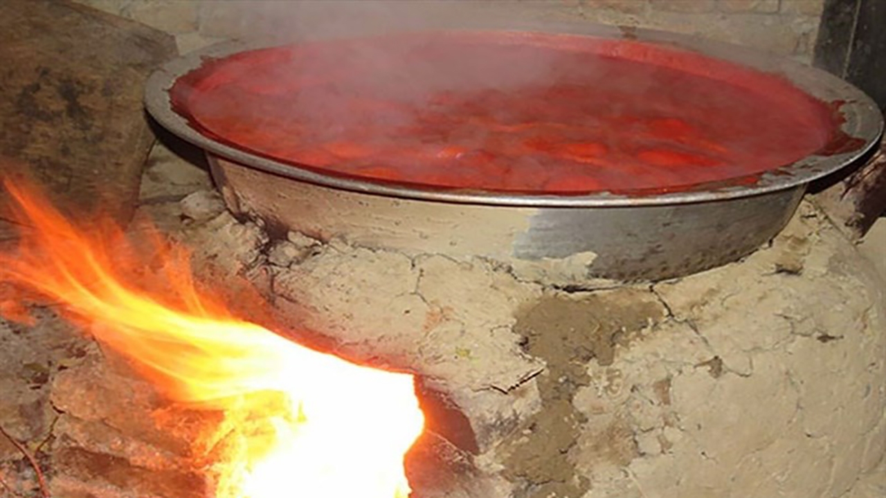 چاشنی خوشرنگ و لعاب از دل آتش/ پخت رب خانگی دوباره جان گرفت