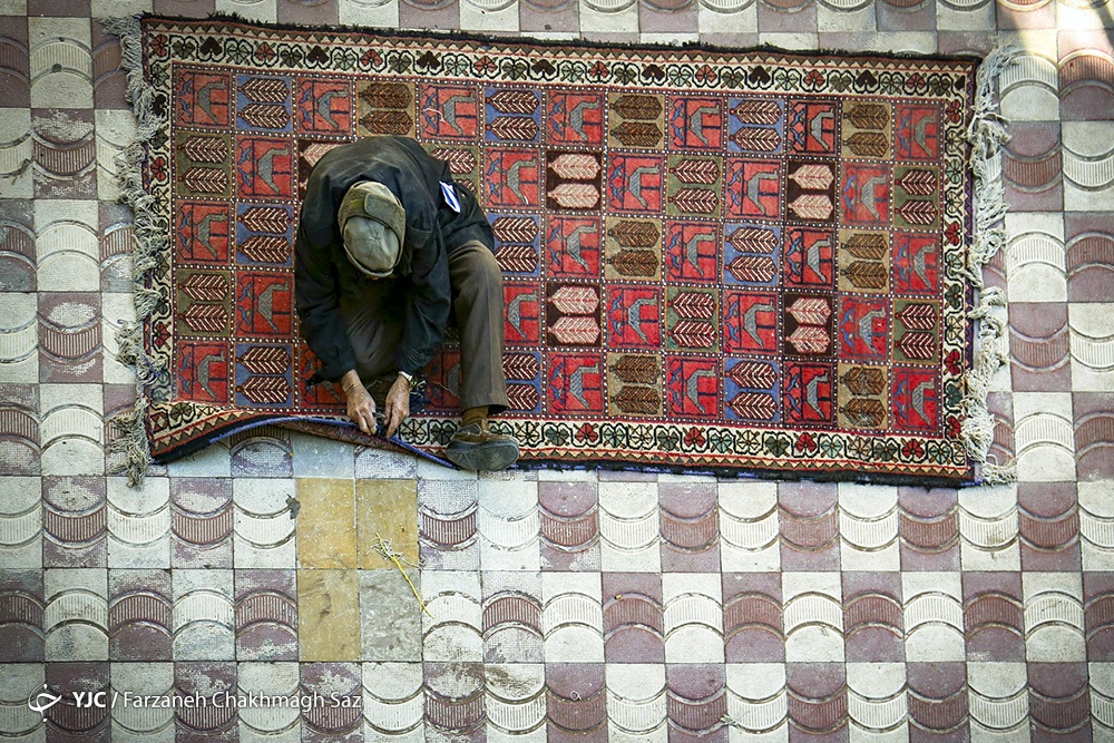 قالی ایرانی با طرح هایی از طبیعت
