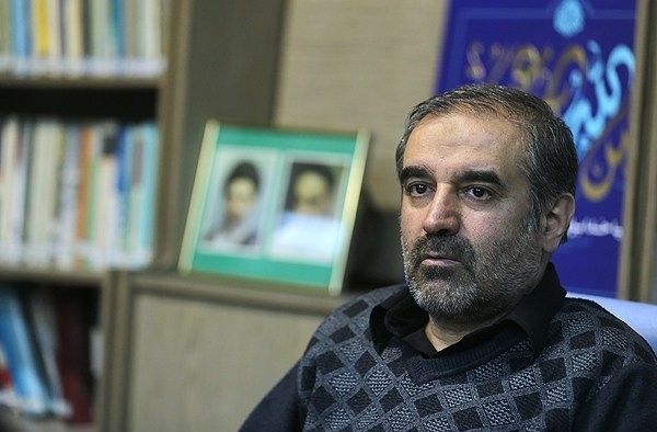 احزاب در کشور ما به یک محفل دوستانه و یا مرکز کاریابی تبدیل شده‌اند