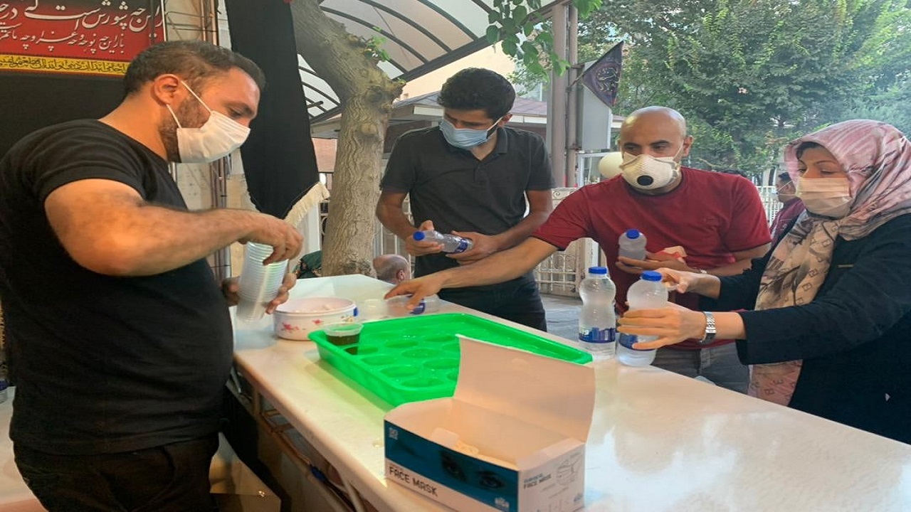 سقاخانه‌ای که در میان دل‌های شکسته بنا شد/ خدمت گروهی از جوانان به بیماران و همراهان در بیمارستان لقمان حکیم