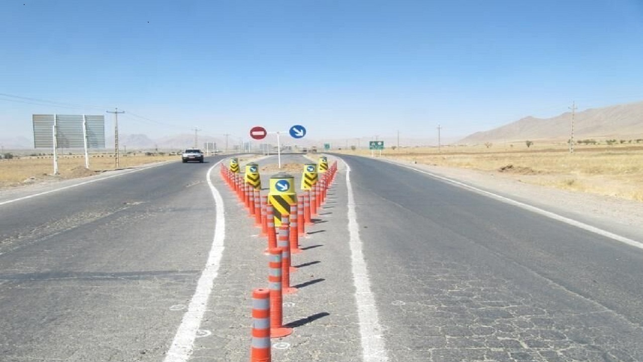 نصب علائم ترافیکی در معابر پرخطر غرب تبریز