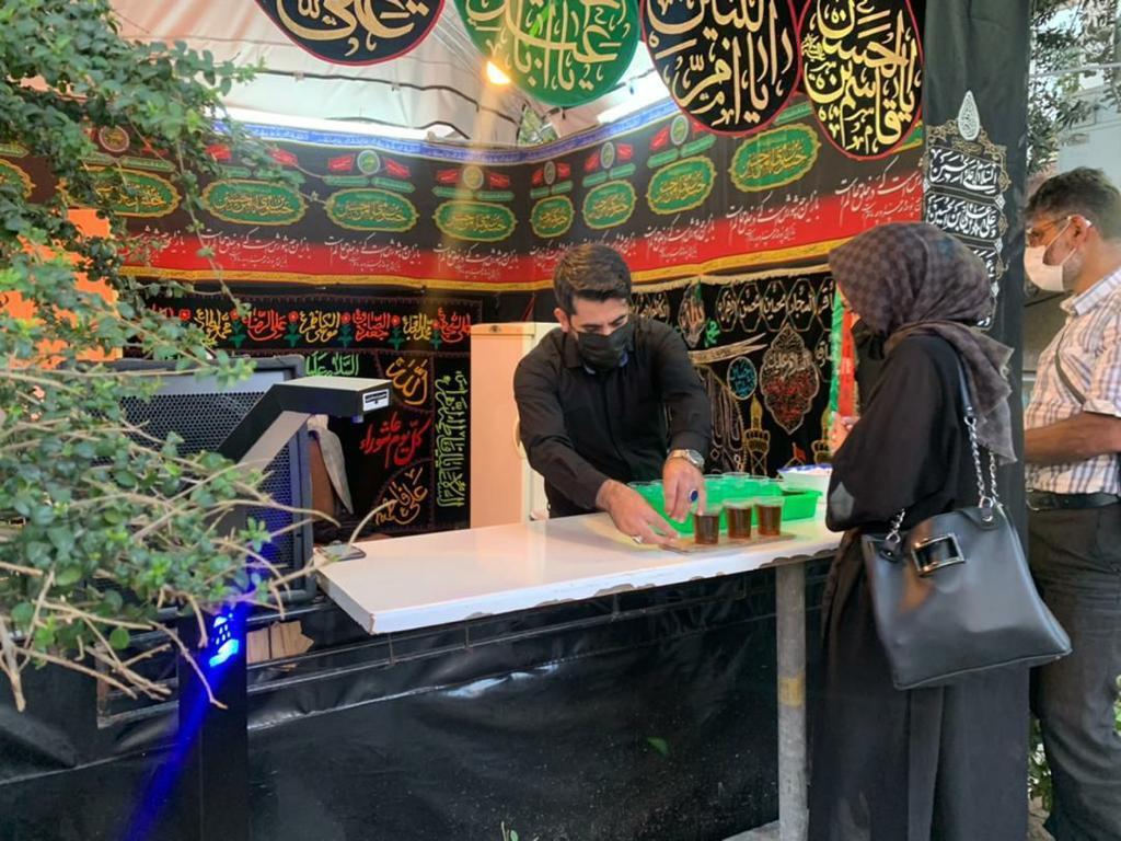 سقاخانه&zwnj;ای که در میان دل&zwnj;های شکسته بنا شد/ خدمت گروهی از جوانان به بیماران و همراهان در بیمارستان لقمان حکیم