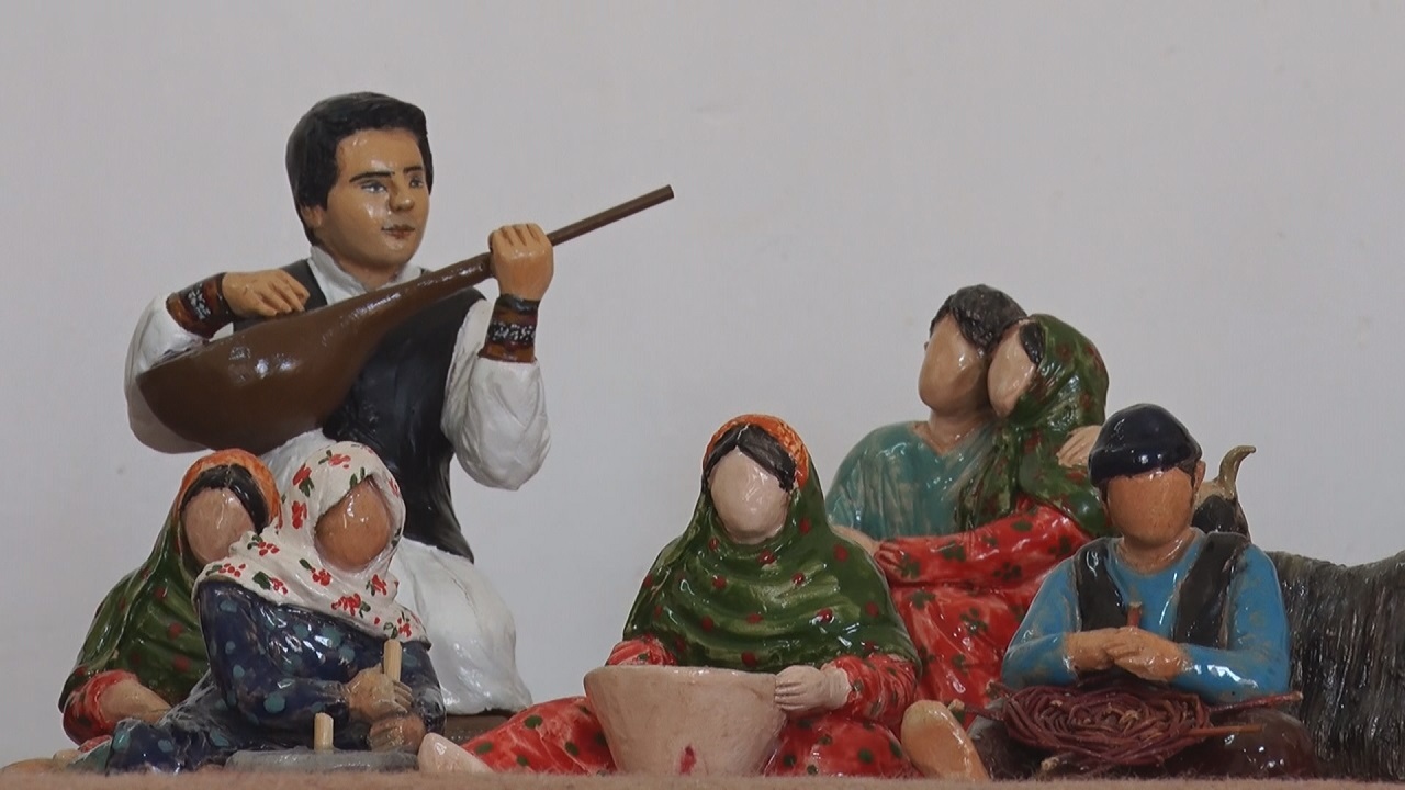 گِل هایی که با دستان هنرمندانه دو خواهر به سخن می آیند/ خلق مجسمه هایی که نشان از آداب و رسوم  دارند
