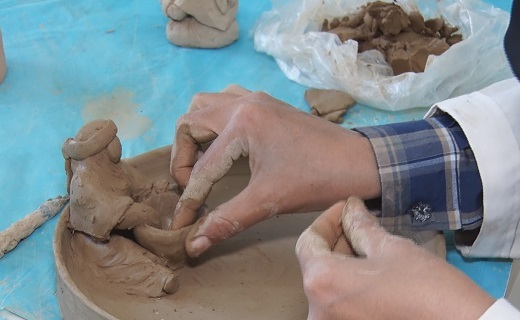 گل هایی که با دستان هنرمندانه دو خواهر به سخن می آیند/ خلق مجسمه هایی هنرمندانه به کمک علم و هنر