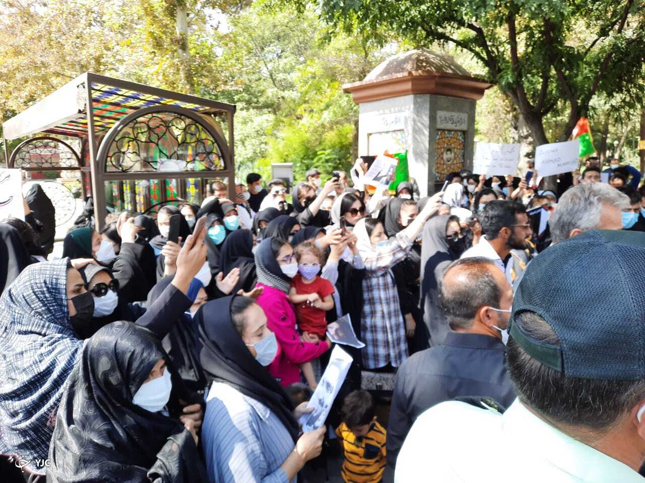 تجمع جمعی از افغان های مقیم مشهد جلوی سفارت پاکستان+ تصویر